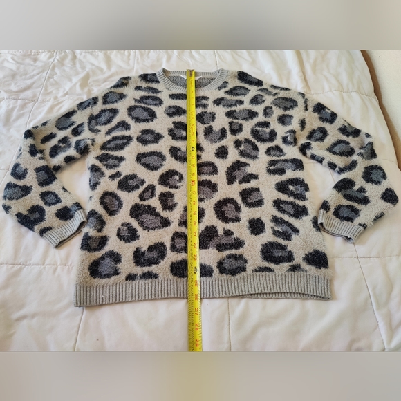 Time And Tru NWOT gray Animal print crew neck sweater 🐆🩶🖤 (S/CH) (Size: 4-6) - Picture 12 of 16